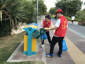 海边垃圾投放至垃圾桶2