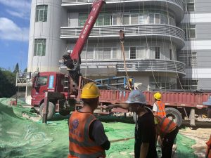 11月16日 集团公司安全保卫部曹友乐经理到仙岳医院北院区总包挖的基坑里面指导安全生产工作”